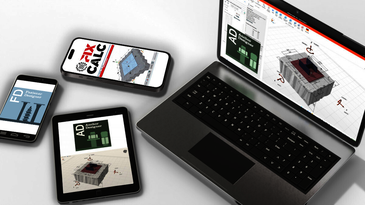 Ein Notebook, ein Tablet und zwei Smartphones liegen auf einer Tischplatte. Jedes der Geräte zeigt eine Software von SImpson Strong-Tie: Auf dem Laptop läuft der Anchor Designer mit einer laufenden Kalkulation eines Bauelements. Das gleiche sieht man auf dem Tablet. Das Smartphone oben zeigt Fix Calc, das Smartphone links den Fastener Designer.