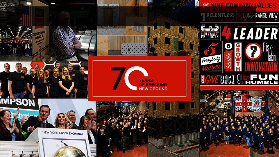 Eine Bildercollage, auf der Holzverbinder zu sehen sind, das Innere von Lagern und Produktionsstätten, winkende Mitarbeiter und vor allem Barclay Simpson, der Gründer von Simpson Strong-Tie.  Auf einem anderen Bild ist Mike Olosky, der aktuelle CEO des Unternehmens. Vor allem steht ein orangener Banner mit der Aufschrift "70 YEARS OF BREAKING NEW GROUND".