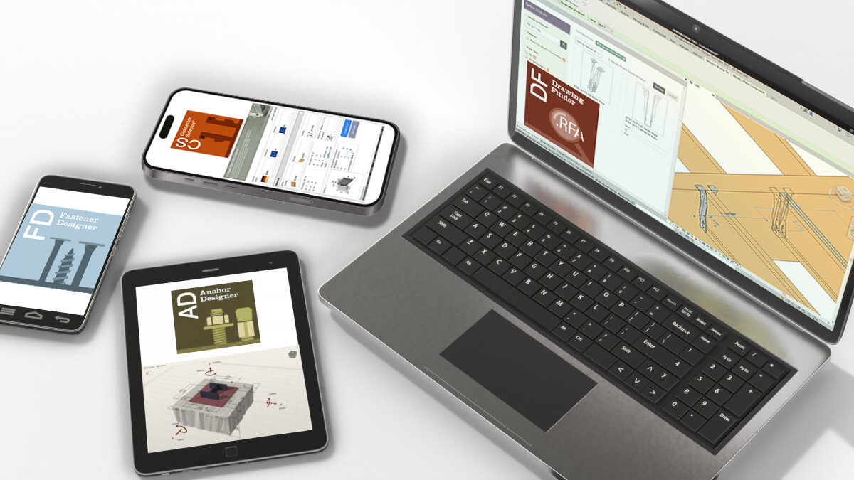 Ein Notebook, ein Tablet und zwei Smartphones liegen auf einer Tischplatte. Jedes der Geräte zeigt eine Software von Simpson Strong-Tie: Auf dem Laptop läuft der Drawing Finder for Revit mit einer aktuellen Kalkulation in Revit Autodesk. Auf dem Tablet sieht man den Anchor Designer for Concrete, ebenfalls mit einer laufenden Berechnung. Das Smartphone oben zeigt den Connector Selector, das Smartphone links den Fastener Designer.