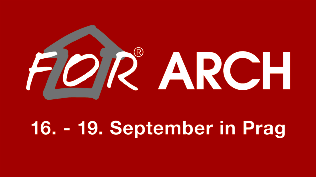 Das Logo der For Arch, bestehend aus dem Wort "FOR", in dem das O von der Silhouette eines Hauses umgeben ist, und rechts davon das Wort "ARCH". Darunter die Aufschrift "16. - 19. September in Prag". Das Ganze vor rotem Hintergrund.