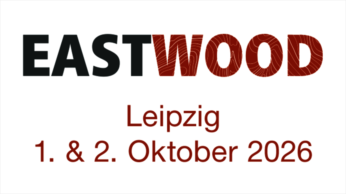 Das Logo der EASTWOOD, bestehend aus einem grauen EAST und einem holzbraunen WOOD, ausgestattet mit holzartiger Maserung/Musterung. Darunter die Aufschrift "Leipzig" und "18./19. September 2026".