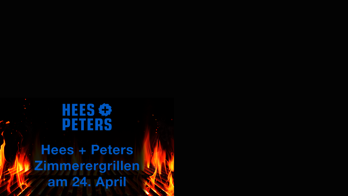 Im Hintergrund ein Grillrost mit hochschlagenden Flammen. Davor ein schwarzer, leicht verschwommener Filter, sodass die Aufschrift "Hees + Peters Zimmerergrillen am 24. April" in Hellblau besser lesbar ist, einschließlich Logo von Hees + Peters.