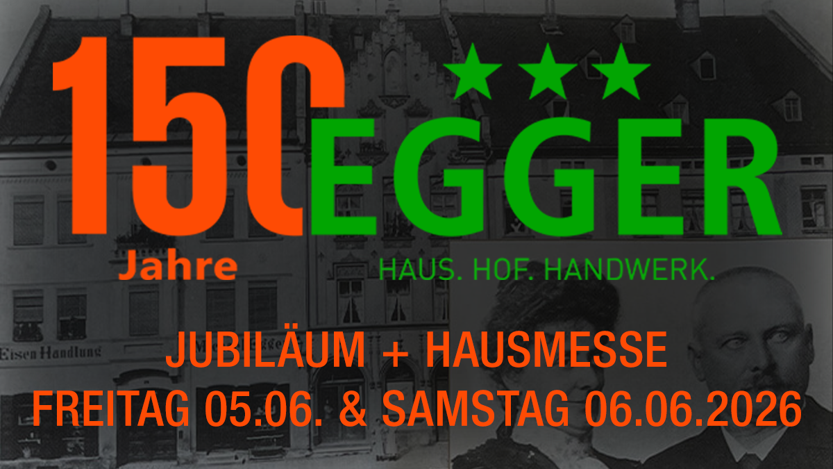 Im Hintergrund ist ein Foto eines alten Hauses und zweier Personen zu sehen, alles schwarzweiß. Davor ist jedoch ein starker schwarzer Filter, sodass die wiederum davor liegende Schrift stärker hervortritt. In Orange und Grün: "150 Jahre EGGER / HAUS. HOF. HANDWERK." und "JUBILÄUM + HAUSMESSE / FREITAG 05.06. & SAMSTAG 06.06.2026"