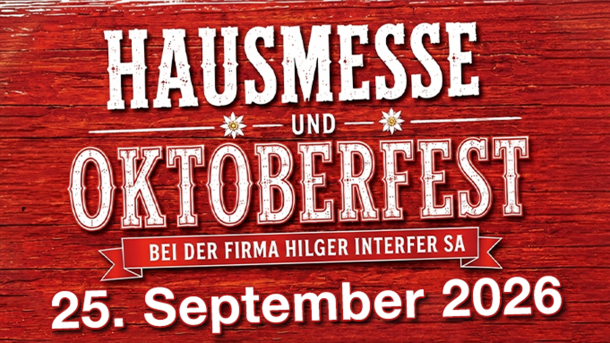 Verschiedene, leicht schräg geneigte Beschriftungen auf einem Hintergrund aus rotem Holz: "HAUSMESSE UND OKTOBERFEST", "BEI DER FIRMA HILGER INTERFER SA" und "25. September 2026".