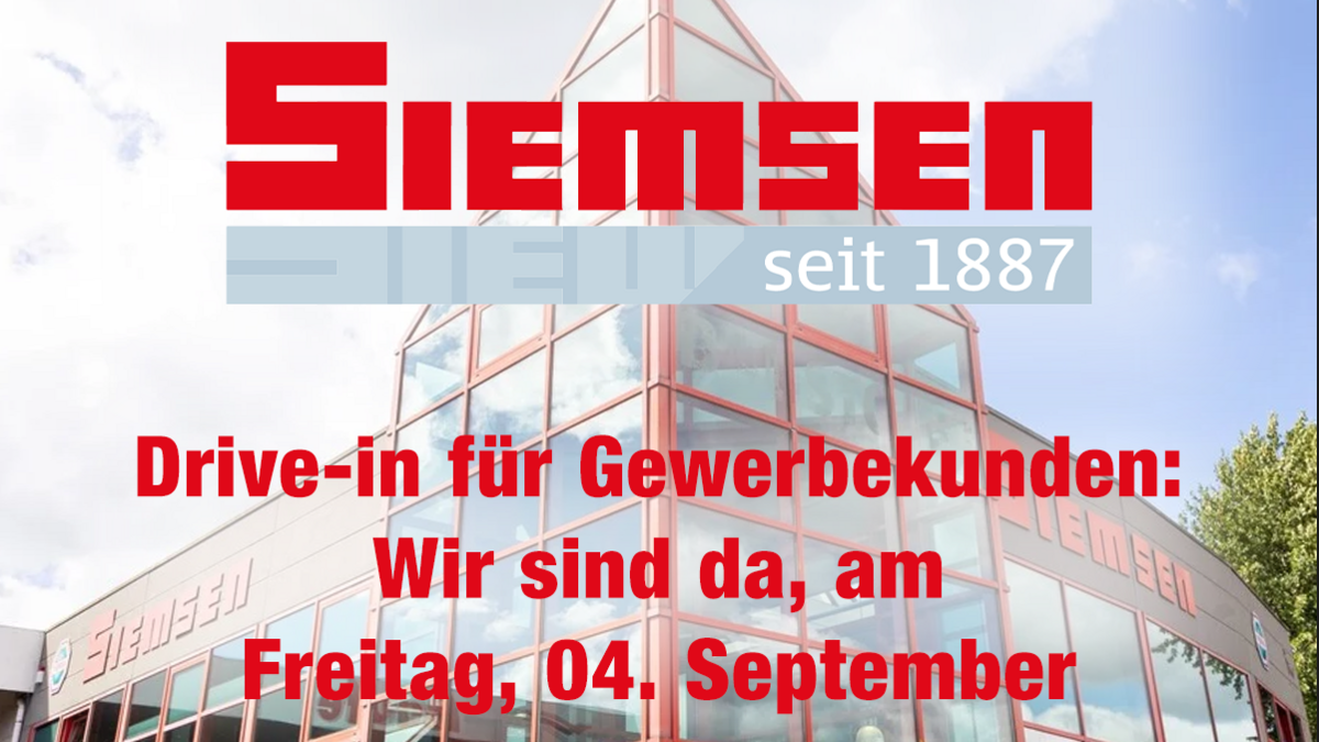 Im Hintergrund ist ein rot angestrichenes Gebäude mit einer großen Fensterfront zu sehen - die Fassadenelemente treffen sich genau in der Mitte des Bildes in einem scharfen Winkel. Darüber das Logo von SIEMSEN mit dem Zusatz "seit 1887", darunter der Text "Drive-in für Gewerbekunden / Wir sind da, am / Freitag, 04. September".