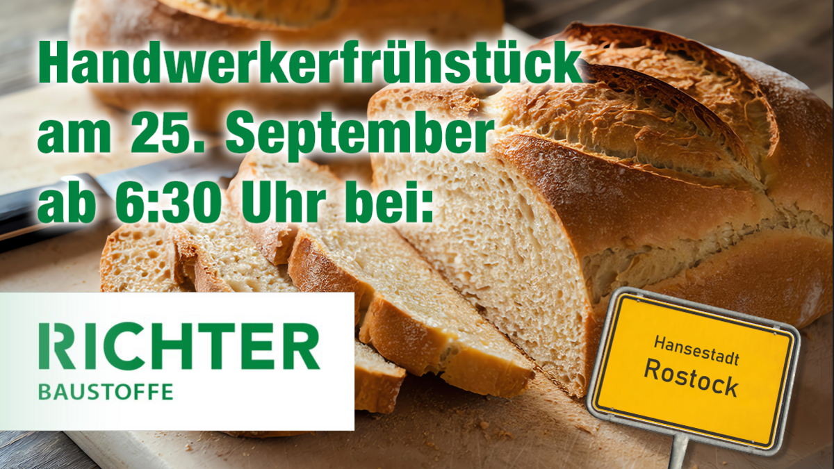 Im Hintergrund ist ein angeschnittener Laib Brot auf einer Holzplatte, zusammen mit einem Brotmesser. Auf der linken Seite in Grün die Aufschrift "Handwerkerfrühstück am 25. Septemberab 6:30 Uhr bei:", darunter das Logo von Richter Baustoffe. Auf der rechten Seite in klein das gelbe Ortsschild der Hansestadt Rostock.