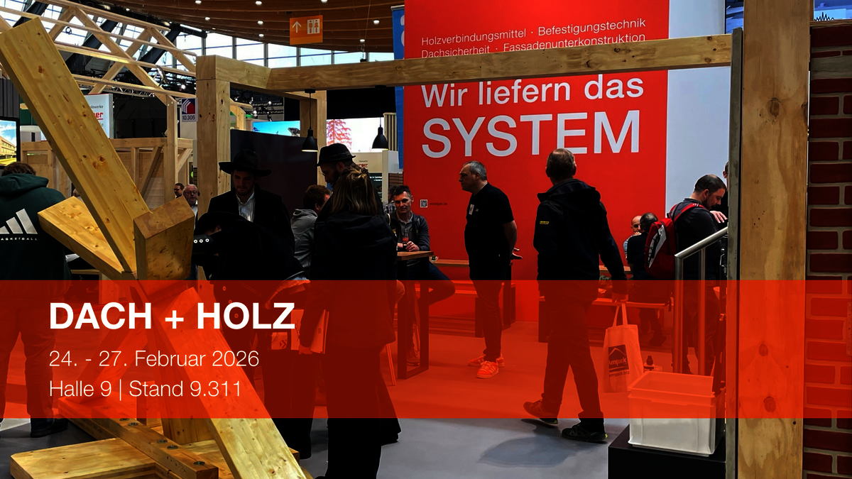 Messestand auf der Dach+Holz zu sehen. Einige Menschen tummeln sich am Stand und unterhalten sich. Es ist ein großes Holzmodell zu sehen.