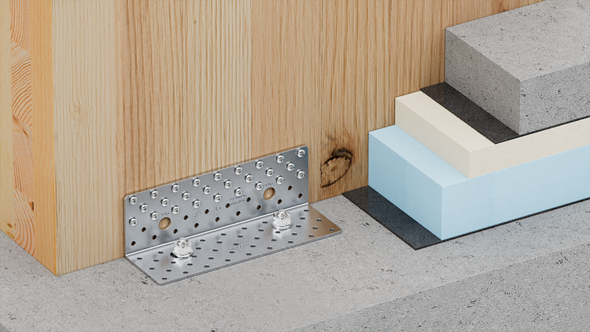 Zu sehen ist ein metallener Winkelverbinder, der einen Betonboden mit einer Holzwand verbindet. Auf der rechten Seite sind die verschiedenfarbigen Schichten des Fußbodenaufbaus - Dämmstoff, Estrich etc. - zu sehen. Deutlich erkennbar: Der Verbinder würde von dem Fußbodenaufbau komplett verdeckt.