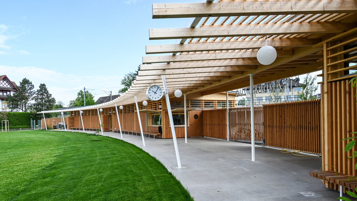 Der bogenförmige Holzbau mit Beschattungselementen des Strandbads Zug ist ein Blickfang.
