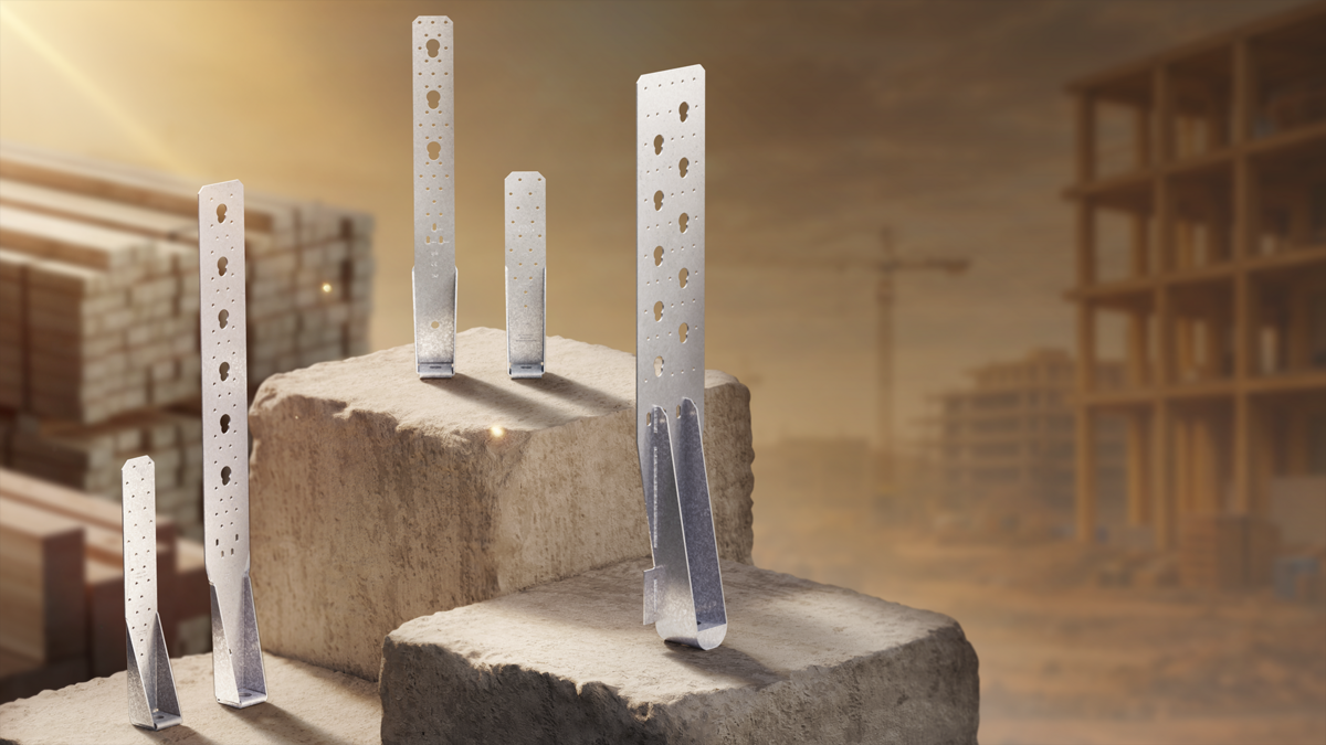 Eine gelbliche Landschaft mit Hochhaus-Baustellen und Kränen im Hintergrund; von links oben scheint die Sonne ins Bild. Im Vordergrund ein Stapel Holzbalken und mehrere Betonblöcke, auf denen verschiedene Zuganker stehen. Genau in der Mitte des Bildes ist der größte Zuganker: ein längliches Stahl-Bauelement mit einer Rückenplatte voller Anschlusslöcher sowie einer Halbrundscheibe in einer runden Aufnahme am Boden.