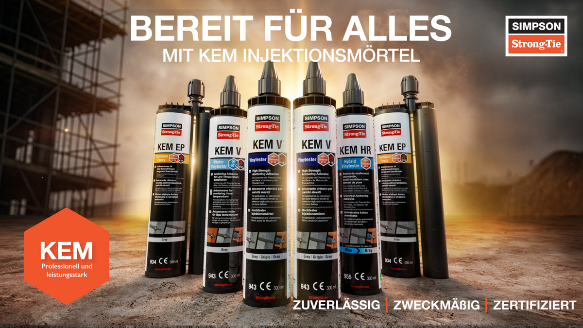 Sechs Patronen KEM-Injektionsmörtel stehen auf einer Betonfläche. Von hinten die Sonne, die die grauen Wolkenmassen durchstößt. Auf der linken Seite die Silhouette einer Baustelle, rechts eines Hügels. Oben im Bild die Aufschrift "BEREIT FÜR ALLES / MIT KEM INJEKTIONSMÖRTEL", oben rechts das Logo von Simpson Strong-Tie, unten rechts die Aufschrift "ZUVERLÄSSIG | ZWECKMÄßIG | ZERTIFIZIERT", unten links ein orangenes Sechseck mit der Aufschrift "KEM / Professionell und leistungsstark".