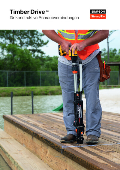 Die erste Seite der Timber Drive-Broschüre: Zu sehen ist ein hölzerner Steg oder Anleger, der ein Stück weit auf eine kleine, umzäunte Wasserfläche hinausgeht. Auf dem Holz steht eine Person in Arbeitsklamotten (orangene Warnweste etc.), bis zu den Unterarmen sichtbar. In den Händen hält die Person einen Timber Drive, flacher Anschlag nach unten und auf dem Holz abgestellt. Oben rechts auf dem Cover: das Logo von Simpson Strong-Tie.