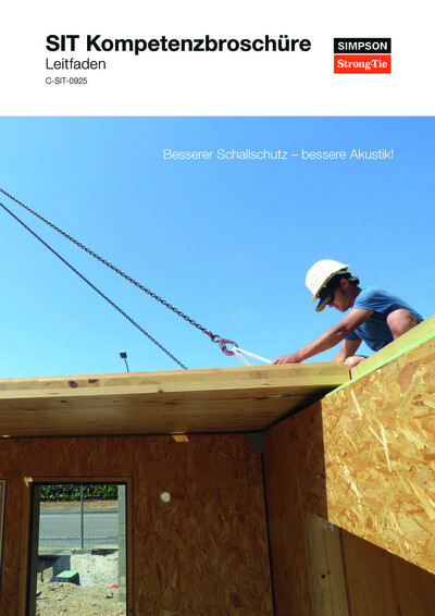 Das Cover der SIT Kompetenzbroschüre von Simpson Strong-Tie. Zu sehen ist ein Bauarbeiter vor einem blauen Himmel, der mithilfe eines Kranseils eine Deckenplatte aus Sperrholz auf einem vorgefertigten Raum aus Holz platziert. Der Raum hat Aussparungen für Fenster und/oder Türen. Der obere Bereich des Covers ist weiß gehalten, mit der Aufschrift "SIT Kompetenzbroschüre" und "Leitfaden" und "C-SIT-0925", rechts das Simpson Strong-Tie Logo. Auf dem Bild die Aufschrift "Besserer Schallschutz - bessere Akustik!"