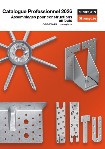 La couverture du catalogue professionnel 2026 de Simpson Strong-Tie, en français. Diverses fixations pour le bois sont représentées sur un fond orange. En haut figure une bande blanche avec le logo de l’entreprise ainsi que les inscriptions « Catalogue Professionnel 2026 », « Assemblages pour constructions en bois » et « C-DE-2026-FR | strongtie.de ».