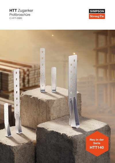 Die Vorderseite einer Broschüre mit der Aufschrift "HTT Zuganker / Profibroschüre / C-HTT-0926". Auf der rechten oberen Seite das Logo von Simpson Strong-Tie. Die unteren fünf Sechstel der Seite nimmt ein großes Bild ein, das insgesamt fünf stählerne Zuganker zeigt, die auf drei Säulen aus Beton stehen. Im Hintergrund ist ein Stapel Bauholz sowie ein im Bau befindliches Hochhaus zu sehen. Unten rechts: ein orangenes Sechseck mit der Aufschrift "Neu in der Serie HTT140".