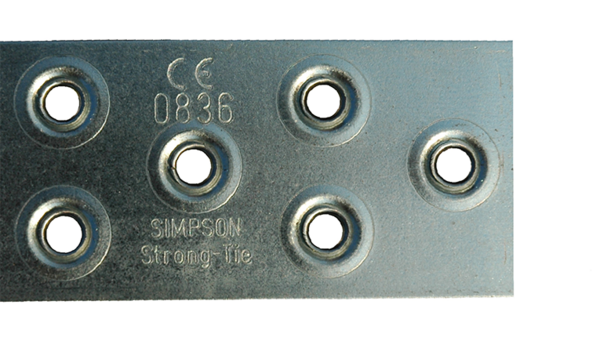 Die Nahaufnahme eines BAN094050-Windrispenbandes von Simpson Strong-Tie. Zu sehen sind sechs Löcher (für Nägel), und die starke Wölbung des Materials um die Löcher herum ist deutlich zu erkennen.