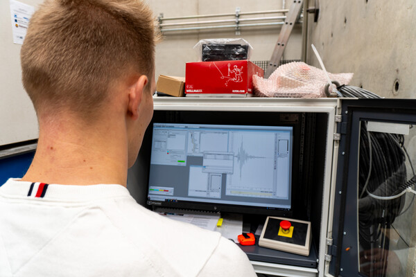 Ein Forscher der RWTH Aachen betrachtet seismische Daten auf einem Monitor.