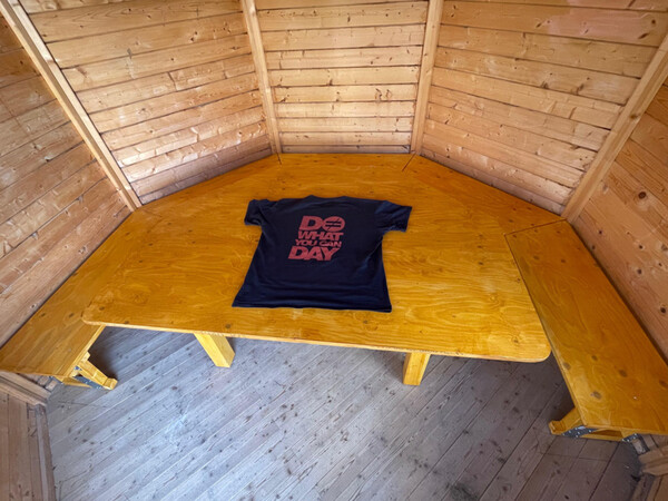 T-Shirt liegt auf Holztisch.