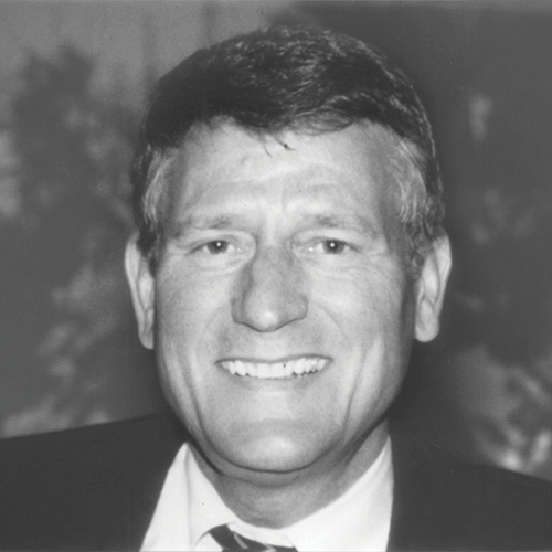 Vertriebsleiter Hugh Oliphant auf einem schwarzweißen Porträtbild. Er lächelt in die Kamera.