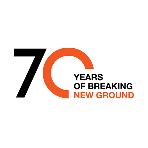 Das Logo des 70. Jubiläums von Simpson Strong-Tie: eine große 70 in Schwarz und Orange, dazu der Schriftzug "YEARS OF BREAKING NEW GROUND", ebenfalls teils schwarz, teils orange.