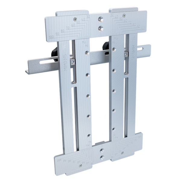 Die Fräs- und Montageschablone MIMO315 von Simpson Strong-Tie, von vorne betrachtet. Sie besteht aus mehreren Elementen aus Aluminium, die verschoben und fixiert werden können.