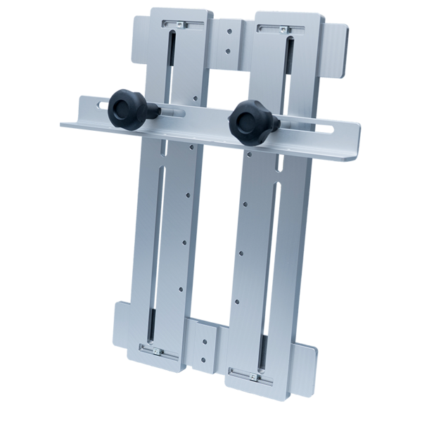 Die Fräs- und Montageschablone MIMO315 von Simpson Strong-Tie aus der Rückansicht. Der Anschlag, mit zwei drehbaren Knäufen zu fixieren, ist deutlich zu erkennen. Die Schablone selbst besteht aus verschiedenen Aluminium-Elementen, die verschoben und fixiert werden können.