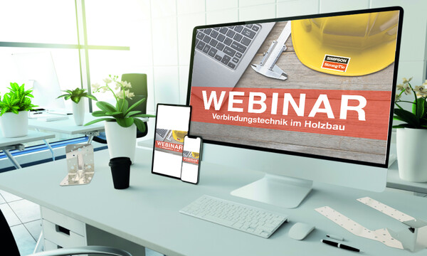 Das Bild zeigt einen Schreibtisch mit drei Endgeräten - ein Monitor, ein Tablet und ein Handy - die alle die Webinare von Simpson Strong-Tie präsentieren. Auf dem Schreibtisch befinden sich noch: eine Tastatur, ein Kaffeebecher, eine Topfpflanze und anderes Geraffel.