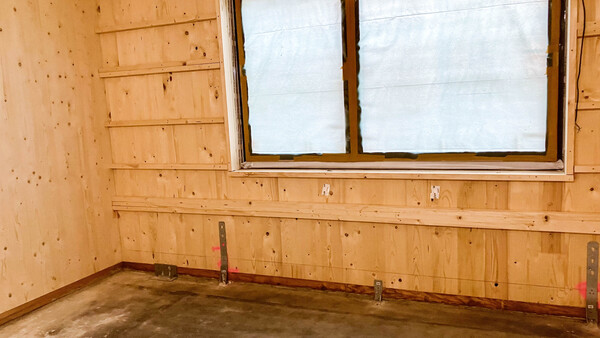 CLT Wände und Decken mit Fenster. Verbindungsmittel auf dem Boden zu sehen.