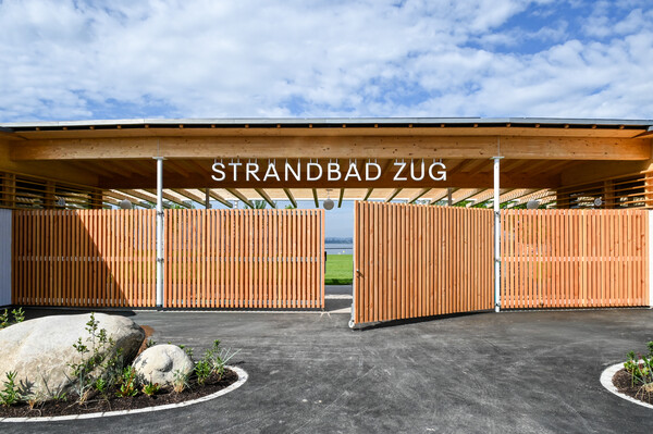 Grosse Tore aus Holz prägen den Eingangsbereich des Erweiterungsbaus beim Strandbad Zug.