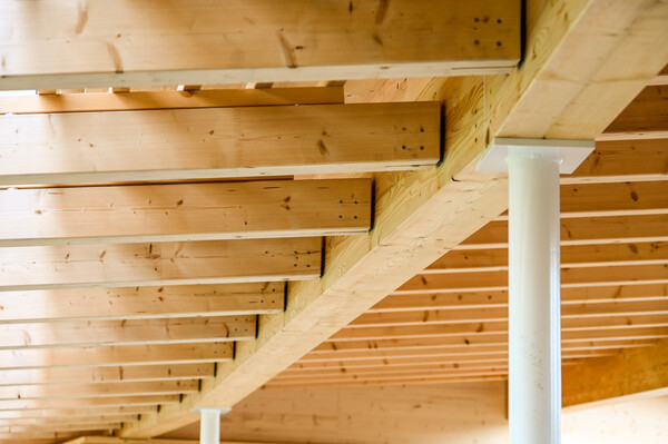 Balkenträger BTN90-B verbinden die Brise-Soleil-Elemente mit dem Tragbalken.