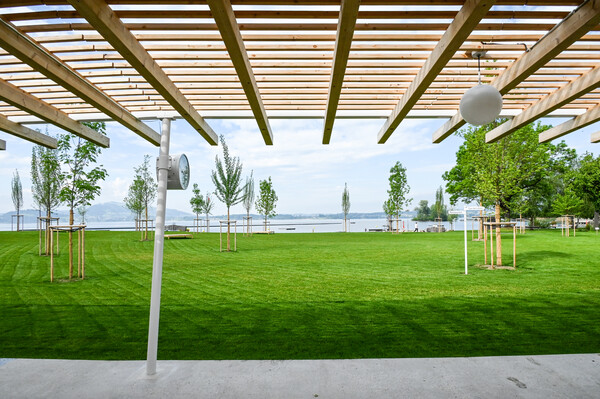 Die Brise-Soleil-Elemente aus Holz sorgen für eine angenehme Beschattung.