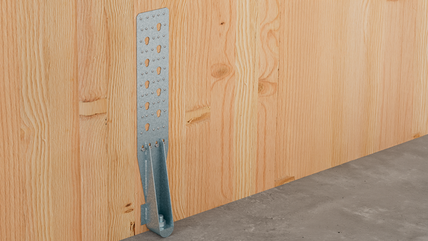htt140 auf beton vor einer holzwand