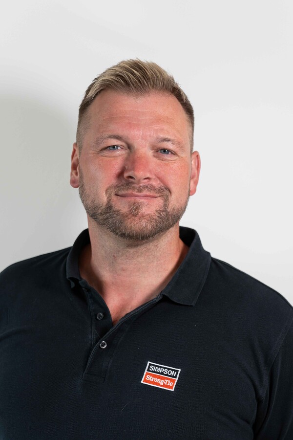 Unser Vertriebsleiter Sebastian Benner in schwarzem Polo mit Simpson Strong-Tie Logo