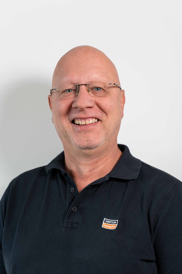 Matthias Weiske in schwarzem Polo mit Simpson Strong-Tie Logo