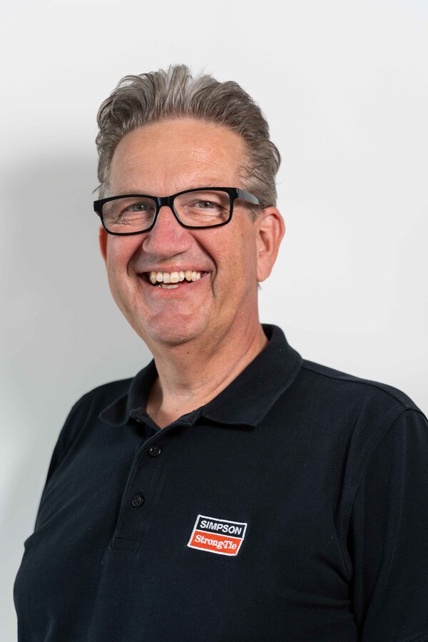 Carsten Ziegenbein in schwarzem Polo mit Simpson Strong-Tie Logo