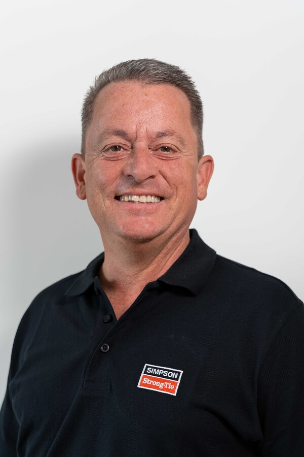 Michael Schellberg in schwarzem Polo mit Simpson Strong-Tie Logo