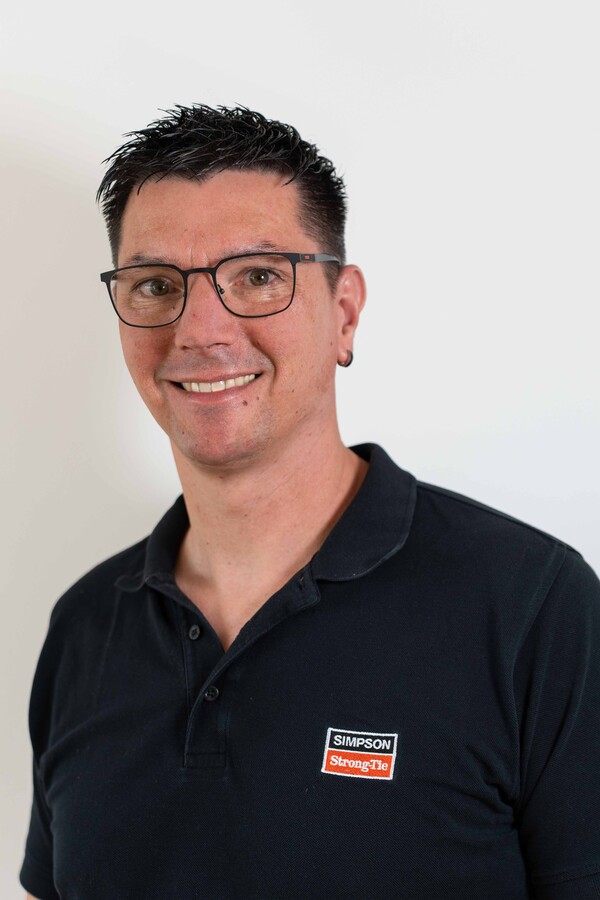 Mario Mettbach in schwarzem Polo mit Simpson Strong-Tie Logo