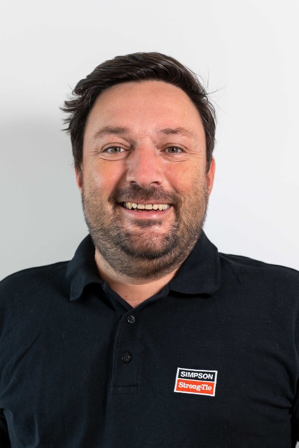 Tomas Postupa in schwarzem Polo mit Simpson Strong-Tie Logo