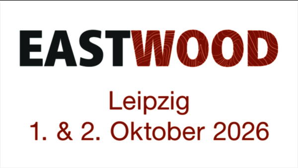 Das Logo der EASTWOOD, bestehend aus einem grauen EAST und einem holzbraunen WOOD, ausgestattet mit holzartiger Maserung/Musterung. Darunter die Aufschrift "Leipzig" und "18./19. September 2026".