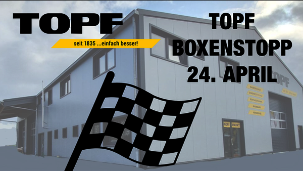 Die Firmenzentrale von TOPF in Itzehoe, mit einem weißen Filter etwas undeutlich gemacht. Oben links das Logo von TOPF (mit der Aufschrift "seit 1835 ...einfach besser", daneben die Aufschrift "TOPF BOXENSTOPP 24. APRIL". Im unteren Bereich die Zeichnung bzw. das Piktogramm einer karierten Autorenn-Flagge.