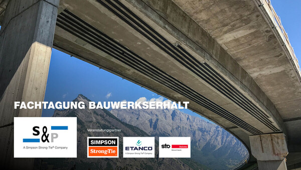 Eine Autobahnbrücke von unten, die in einer langen Kurve vom oberen linken zum unteren rechten Bildrand verläuft. Mehrere CFK-Lamellen zur Betonverstärkung, lange dunkelgraue Bänder, sitzen auf der Unterseite der Brücke, parallel zueinander. Im Hintergrund sind Berge und blauer Himmel zu sehen. Am unteren Bildrand die Aufschrift "FACHTAGUNG BAUWERKSERHALT" und die Logos der Firmen S&P Clever Reinforcement, Simpson Strong-Tie, Etanco und StoCretec.