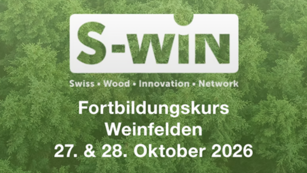 Ein grüner Wald von oben. Das Logo von S-WIN in Weiß mit dem Text "Swiss • Wood • Innovation • Network". Darunter der Text "Fortbildungskurs Weinfelden 27. & 28. Oktober 2026".