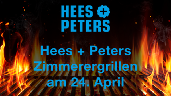 Im Hintergrund ein Grillrost mit hochschlagenden Flammen. Davor ein schwarzer, leicht verschwommener Filter, sodass die Aufschrift "Hees + Peters Zimmerergrillen am 24. April" in Hellblau besser lesbar ist, einschließlich Logo von Hees + Peters.