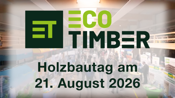 Das Logo von ECO-TIMBER, darunter die Aufschrift "Holzbautag am 21. August 2026". Hinter diesen beiden Elementen ein leicht verschwommener, leicht transparenter weißer rechteckiger Filter, der den Hintergrund - eine Messe mit geschäftigem Treiben - leicht verdeckt.