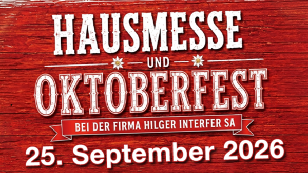 Verschiedene, leicht schräg geneigte Beschriftungen auf einem Hintergrund aus rotem Holz: "HAUSMESSE UND OKTOBERFEST", "BEI DER FIRMA HILGER INTERFER SA" und "25. September 2026".