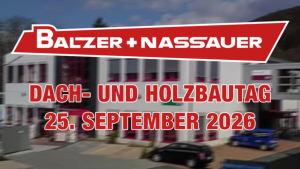 Im Hintergrund die Firmenzentrale von Balzer+Nassauer, verschwommen und leicht abgedunkelt. Im Vordergrund das Logo des Unternehmens, dazu in Rot die Aufschrift "Dach- und Holzbautag 25. September 2026"
