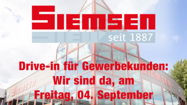 Im Hintergrund ist ein rot angestrichenes Gebäude mit einer großen Fensterfront zu sehen - die Fassadenelemente treffen sich genau in der Mitte des Bildes in einem scharfen Winkel. Darüber das Logo von SIEMSEN mit dem Zusatz "seit 1887", darunter der Text "Drive-in für Gewerbekunden / Wir sind da, am / Freitag, 04. September".