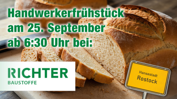 Im Hintergrund ist ein angeschnittener Laib Brot auf einer Holzplatte, zusammen mit einem Brotmesser. Auf der linken Seite in Grün die Aufschrift "Handwerkerfrühstück am 25. Septemberab 6:30 Uhr bei:", darunter das Logo von Richter Baustoffe. Auf der rechten Seite in klein das gelbe Ortsschild der Hansestadt Rostock.