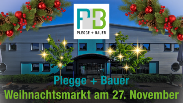 Ein weihnachtliches Motiv: Die Firmenzentrale von Plegge + Bauer, ein längliches Haus mit einem schmalen Spitzdach, genau von Vorne gesehen. Links und rechts des Wegs zur Tür stehen je ein kleiner Baum, in dessen Blättern helle Sterne funkeln. In der linken und rechten oberen Bildecke hängen weihnachtliche Girlanden. Oben im Bild ist das Logo von Plegge + Bauer, unten die Aufschrift "Plegge + Bauer / Weihnachtsmarkt am 27. November".