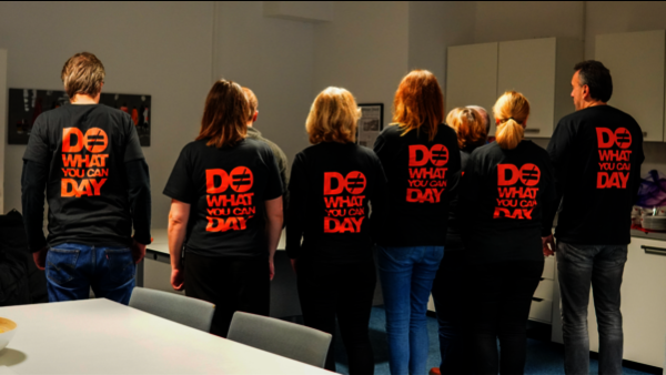 Teilnehmer am Do What You Can Day 2024 mit dem Rücken zur Kamera